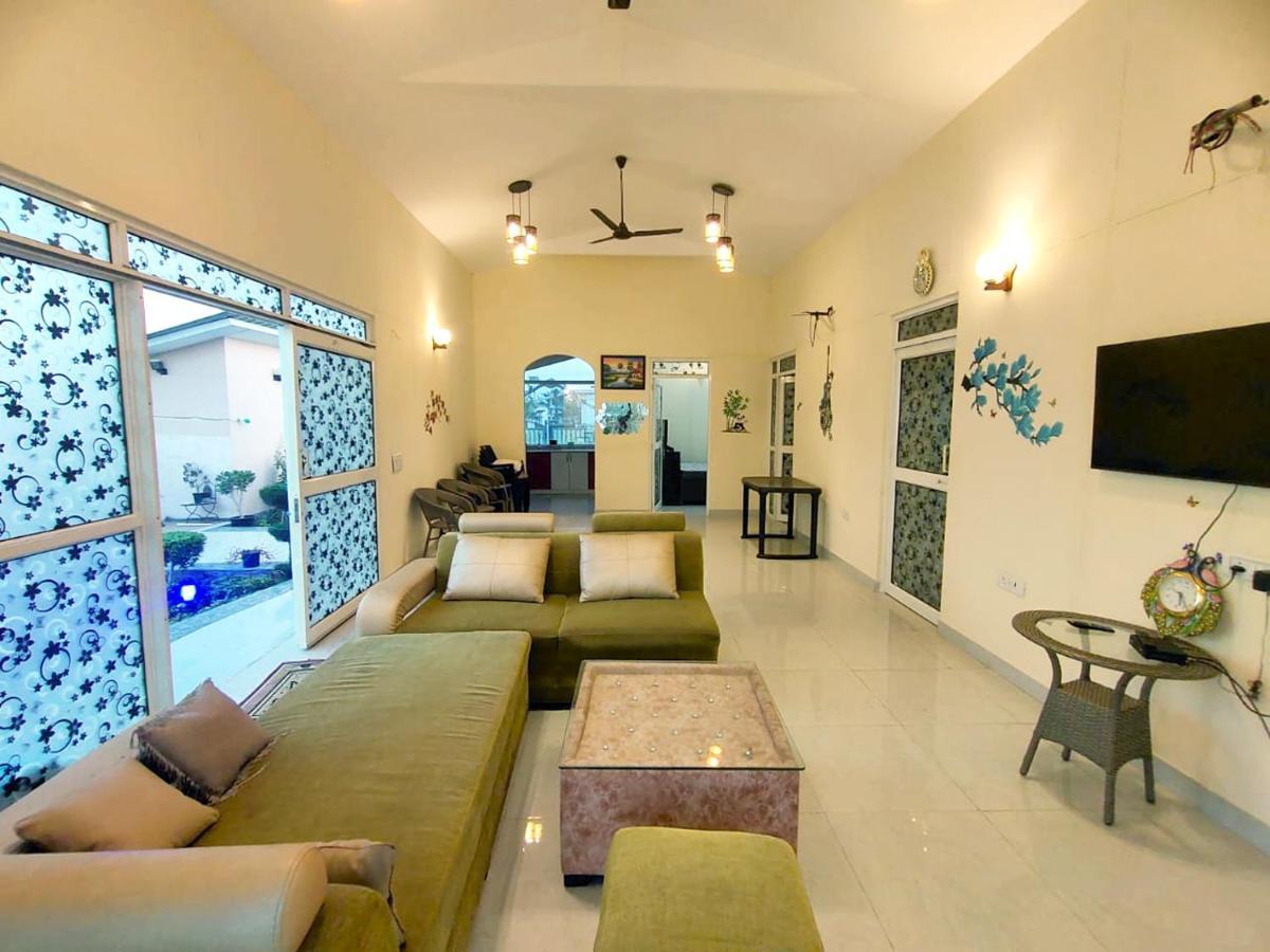 Shaw Estate-Farm House For A Small Parties-Jp Farm Greater Noida Buitenkant foto